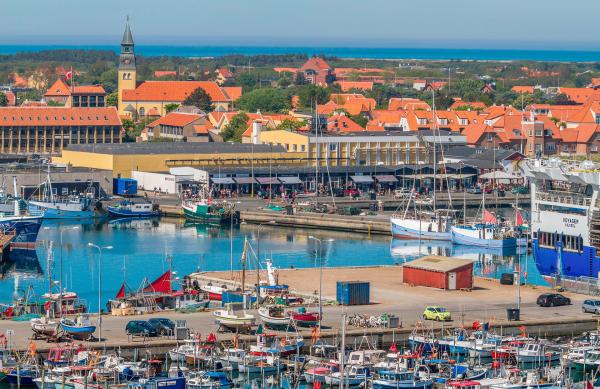 Bild 1 von 5: Blick auf den Hafen von Skagen. Die Menschen in Skagen lebten immer schon von der Fischerei. Die Kaimauer des Hafen ist sechs Kilometer lang - die großen Trawler versorgen fast ganz Nordeuropa mit Meeresfrüchten.