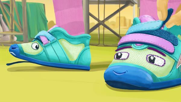 Bild 1 von 1: Als sich die Sohle von Wetz (links) ablöst, springt ihr Dalli (rechts) mit einer rettenden Idee zur Seite.© rbb/MDR/NDR/lumalenscape - Honorarfreie Verwendung gemäß AGB im redaktionellen Zusammenhang mit genannter Sendung bei Nennung \