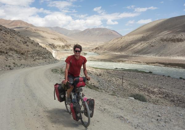 Bild 1 von 6: Der Filmemacher und Fahrrad-Enthusiast Anselm Nathanael Pahnke im kargen Bergland von Namibia.