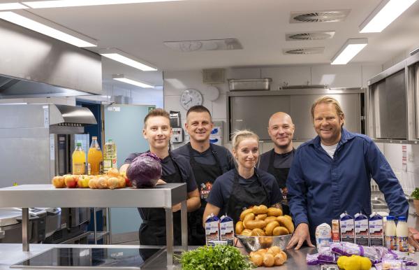 Bild 1 von 2: Wenn es in der Küche der Feuerwehr Bochum doch einmal brenzlig wird: Björn Freitag (r.) zeigt, wie man trotz Stress und dank toller Teamarbeit ein leckeres Sonntags-Menü hinbekommt.