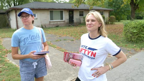Bild 1 von 15: Aftyn Behn (r.) im Wahlkampf: Die junge Demokratin kämpft in Tennessee um einen Sitz im Repräsentantenhaus.