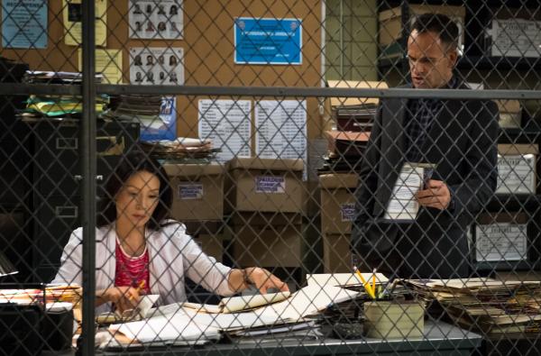 Bild 1 von 12: Joan (Lucy Liu, l.) und Sherlock (Jonny Lee Miller, r.) sind ratlos: Was bedeutet der Muskatnuss-Geruch am Tatort?