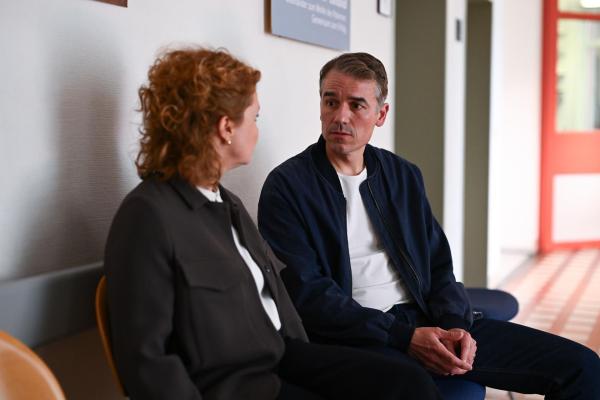 Bild 1 von 29: Annette Frier (Annette Frier, l.); Sascha (Alexander Khuon, r.)