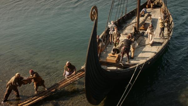 Bild 1 von 3: Das Seitenruder ermöglicht den Wikingern einen enormen Vorteil bei Überraschungsangriffen. Es lässt sich schnell aus dem Wasser heben, sodass sich das Schiff direkt ans Ufer manövrieren lässt.