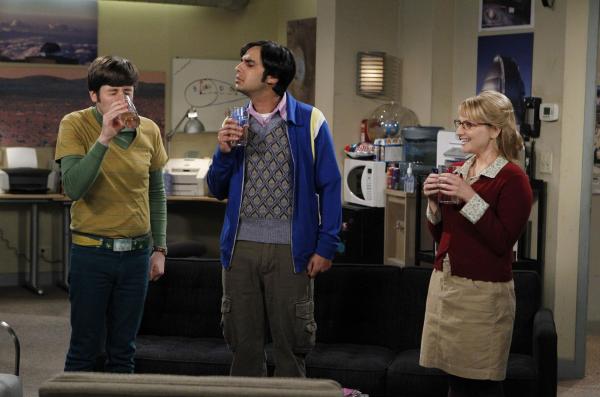 Bild 1 von 43: Raj (Kunal Nayyar, M.) möchte die Nacht in seinem Büro verbringen, da er mit einem ferngesteuerten Teleskop Planeten beobachten will. Howard (Simon Helberg, l.) und Bernadette (Melissa Rauch, r.) leisten ihm Gesellschaft, doch schon bald ist Raj von dem Pärchen völlig genervt ...
