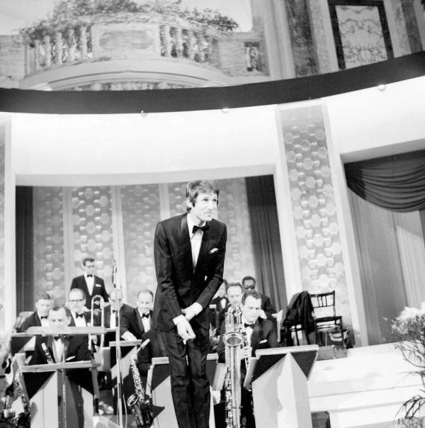 Bild 1 von 2: Im Bild: Udo Jürgens beim Eurovisions-Songcontest in der Wiener Hofburg 1967.