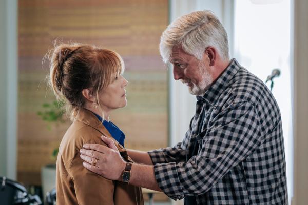 Bild 1 von 3: Harry (Jane Seymour) ist sich nicht mehr sicher, ob sie sich über den Einzug von Ray (Stuart Graham) in ihr Haus freuen soll.