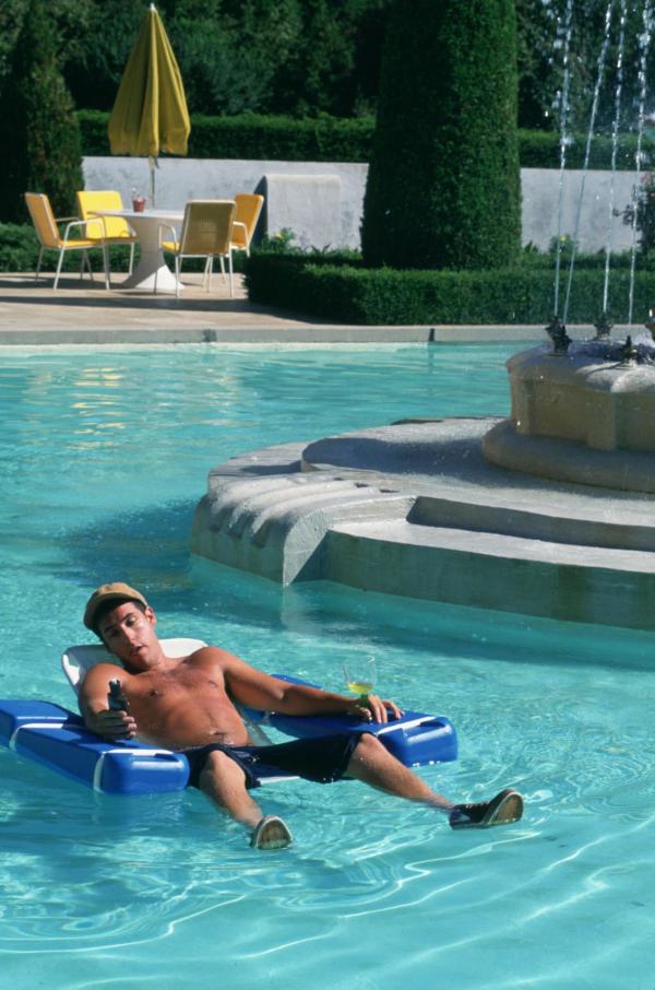 Bild 1 von 1: Der 27-jährige Billy (Adam Sandler) ist ein alter Taugenicht, der nicht mal die Schule geschafft hätte, wenn sein Vater die Lehrer dafür nicht bestochen hätte. Doch um seinem Vater zu zeigen, dass er mehr drauf hat als nur Partymachen, beschließt Billy, zurück in die Schule zu kehren und von der ersten bis zur zwölften Klasse alles noch einmal zu wiederholen - innerhalb von 24 Wochen ...