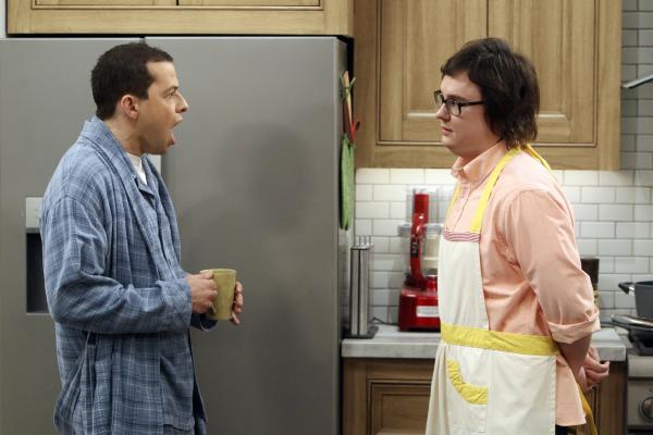 Bild 1 von 17: Alan (Jon Cryer, l.) ist reichlich irritiert über die Anwesenheit von Waldens Freund Barry (Clark Duke, l.) in der Küche ...