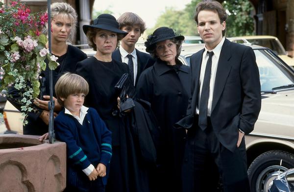 Bild 1 von 1: Erschüttert nehmen alle Familienmitglieder Abschied. Von links: Marion (Sabine Kaack), Vera Drombusch (Witta Pohl), Thomi (Eike Hagen Schweikhardt), Oma (Grete Wurm), Chris (Mick Werup), Daniel (Jan Harndorf).