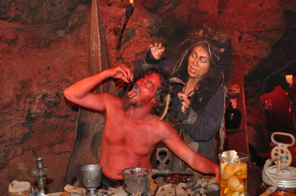 Bild 1 von 5: Des Teufels (Fritz Karl) Großmutter (Rita Russek) versucht, ihm eines seiner goldenen Haare zu entreißen.