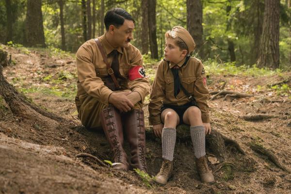 Bild 1 von 12: Adolf (Taika Waititi, l.); Jojo (Roman Griffin Davis, r.)