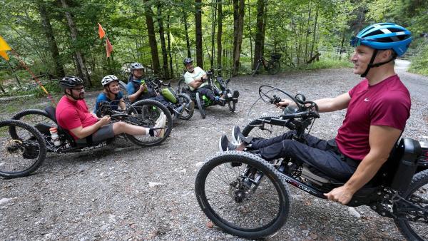 Bild 1 von 18: Im Bild: E-Mountainbiking mit dem Rollstuhlclub Vorarlberg: Mit einem speziellen E-Bike können Rollstuhlfahrer nun auch durch die Berge biken.