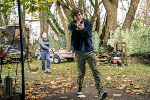 Bild 1 von 9: Im Bild: Nach einem Hinweis nähern sich die Ermittler Korbinian Kirchner (Jonathan Hutter, r.) und Paul Böhmer (Jürgen Tonkel, l.) dem Haus des Verdächtigen.