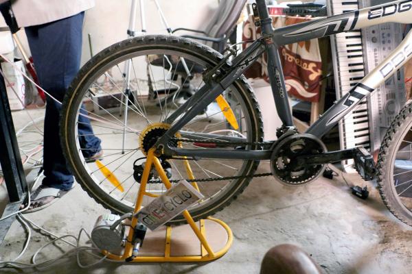 Bild 1 von 5: Um den Cinécyclo mit Energie zu füttern, muss man sich aufs Fahrrad schwingen und die Pedale in Bewegung setzen.