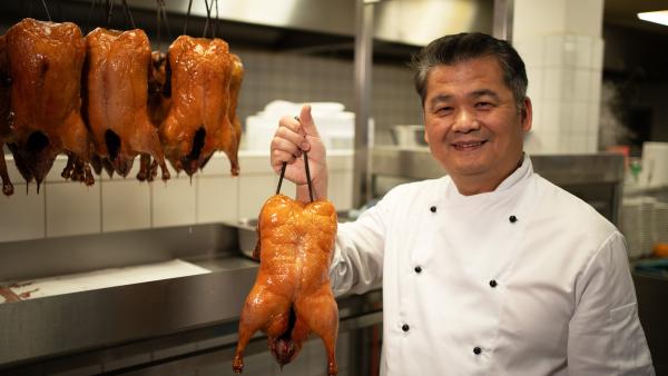 Bild 1 von 4: Koch Zhengyi Chen in Hamburg - Pekingente ist die Spezialität des Hauses.