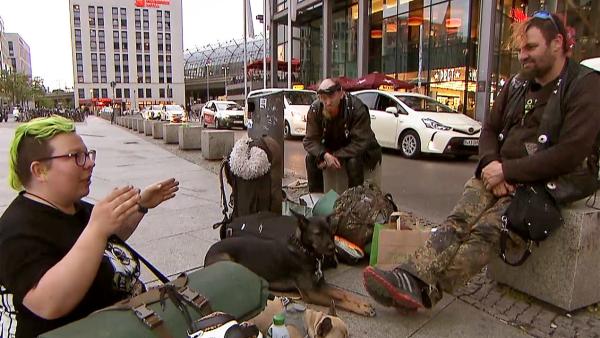 Bild 1 von 2: Die Punker-Clique will mit dem Zug nach Österreich reisen