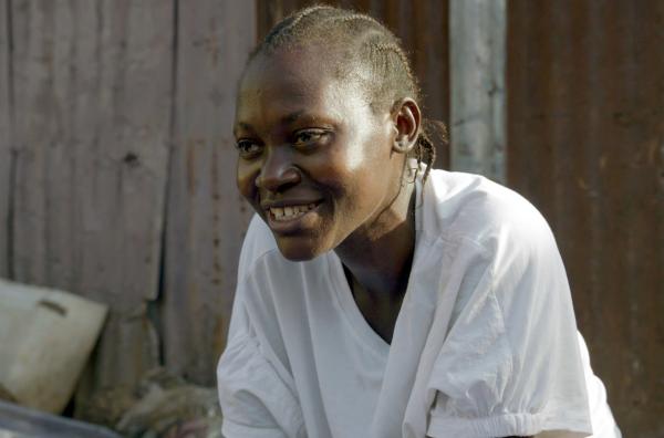 Bild 1 von 5: Isatu Conteh stellt Gara-Stoffe her und kann damit ihre Familie ernähren.