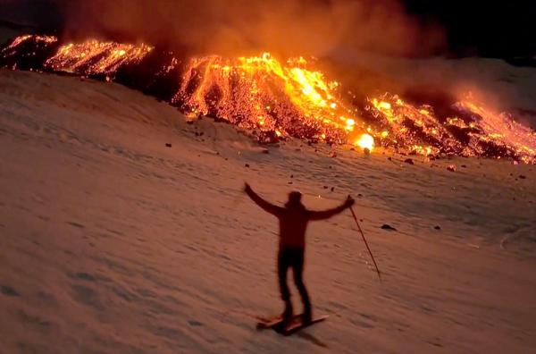 Bild 1 von 1: Während des Ausbruchs des Ätna im Februar 2025 gingen Bilder von italienischen Skifahrern um die Welt, die am Rand eines Lavastroms hinabglitten.