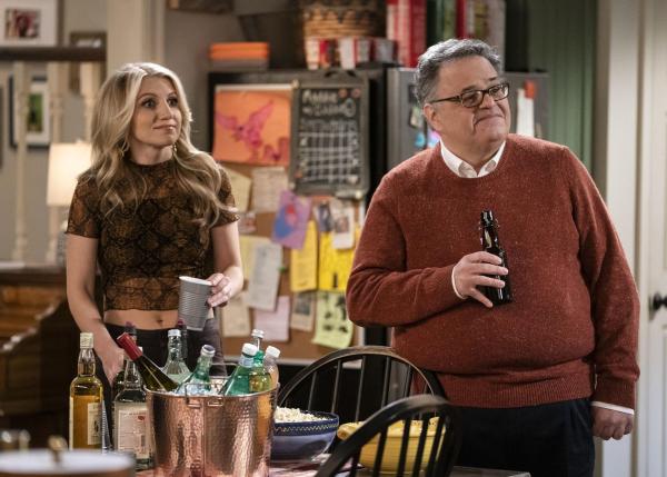 Bild 1 von 11: Gina Dabrowski (Annaleigh Ashford, l.); Jerry (David Anthony Higgins, r.)