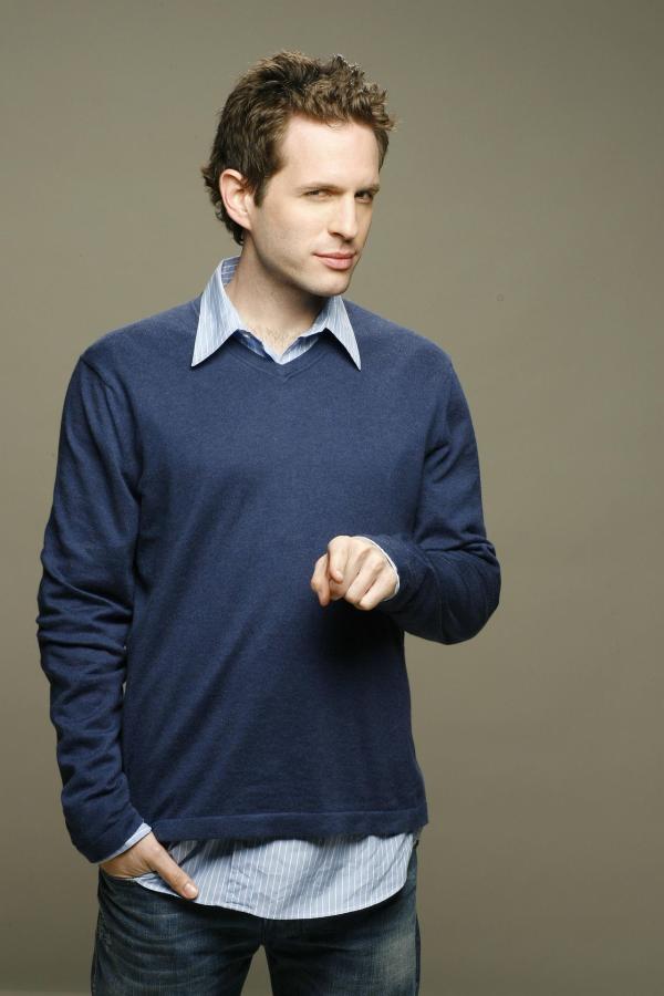 Bild 1 von 18: (3. Staffel) - Dennis (Glenn Howerton) ist der Zwillingsbruder von Dee und Mitbesitzer des Paddy's. Er legt besonderen Wert auf seine Kleidung und ist nach seiner eigenen Einschätzung unwiderstehlich ...