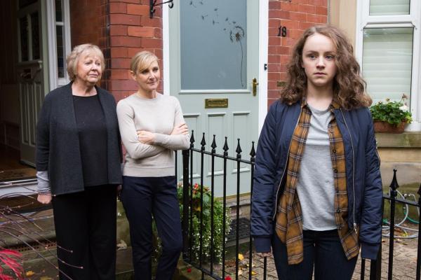 Bild 1 von 8: (v.l.n.r.) Dorothy Parsons (Judith Barker); DC Janet Scott (Lesley Sharp); Tasie Scott (Harriet Waters)