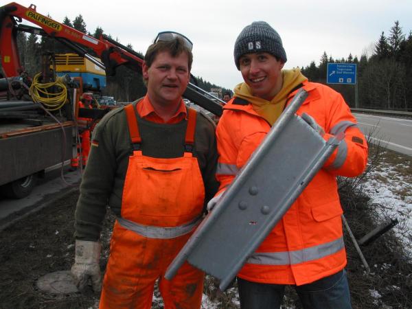 Bild 1 von 4: Willi und Andreas mit Stahlschutzplanken. Willi beschäftigt sich heute mit den Menschen, die helfen, dass der Verkehr auf den Autobahnen ungehindert rollt.
