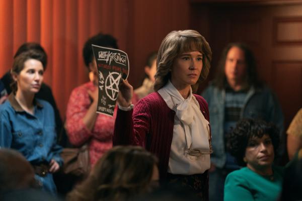 Bild 1 von 3: Tracy Whitehead (Anna Camp, 3.v.r.) ruft im Rathaus öffentlich zur Bürgerwehr auf und setzt die Polizei massiv unter Druck.