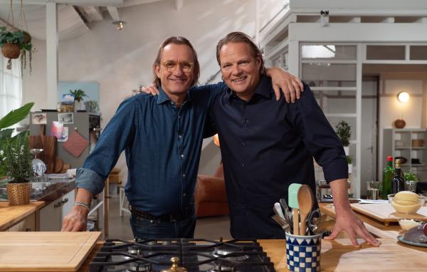 Bild 1 von 10: Die beiden befreundeten Köche Björn Freitag (rechts) und Frank Buchholz kochen heute ihre Lieblingsrezepte aus dem Ruhrpott und Italien.