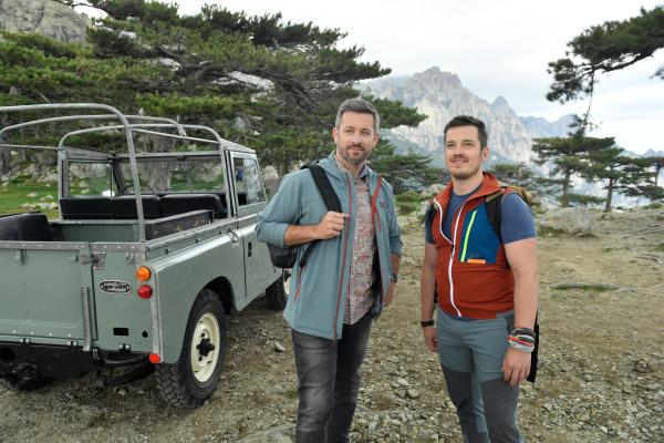 Bild 1 von 15: Tom Cramer (Jan Hartmann, l.) hat für den Bergsteiger Tino Möller (Felix Kreutzer, r.) eine besondere Überraschung vorbereitet.