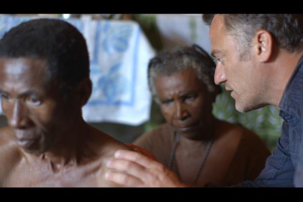 Bild 1 von 3: In Anatsolo im Südwesten der Insel trifft Bernard Fontanille (re.) auf die 75-jährige Heilerin Folo Boataky (Mi.).