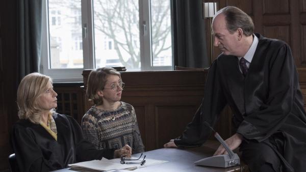 Bild 1 von 4: (v.l.n.r.) Isabel von Brede (Sabine Postel); Gesine Brunken (Anna Böttcher); Markus Gellert (Herbert Knaup)