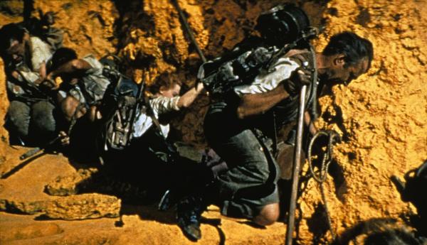 Bild 1 von 5: Durch einen Klumpen Lava kommt der Edinburgher Professor Sir Oliver Lindenbrook (James Mason, r.) auf den Gedanken, dass es möglich sein müsste, durch einen Vulkan ins Erdinnere zu gelangen. Tatsächlich findet er auf Island einen geeigneten Krater, um das Wagnis anzugehen ....