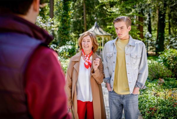 Bild 1 von 28: Im Bild: Leo (Aurel Klug, r.) gibt vor Irmgard (Imke Büchel, M.) zu, dass er sich in Elias (Orlando Lenzen, l.) verliebt hat.