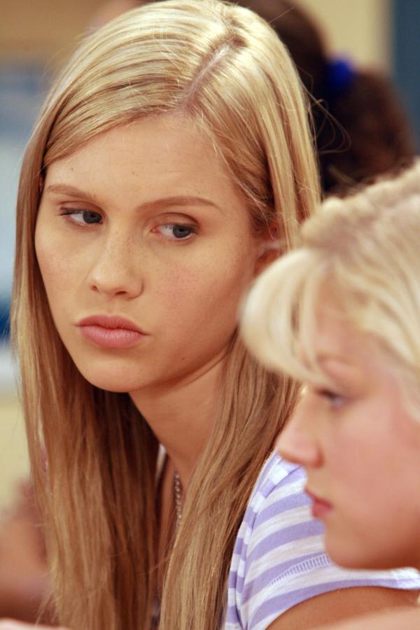 Bild 1 von 4: Emma (Claire Holt, hinten) und Rikki (Cariba Heine, vorn) sind sauer aufeinander, nachdem sich ihre Freunde Zane und Ash gestritten hatten. Beide halten zu ihren Freunden und sprechen kein Wort mehr miteinander.