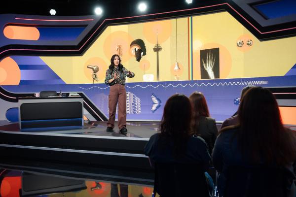 Bild 1 von 12: Vom Fön über die Mikrowelle bis zum Röntgengerät: Überall haben wir hier dieselbe Art von Strahlung - elektromagnetische Strahlung, die sich nur in der Wellenlänge unterscheidet. Die Wellenlänge bestimmt, ob wir es mit Radiowellen, Farben oder Röntgenstrahlung zu tun haben. Die Wellenlänge ist also die charakteristische Eigenschaft.