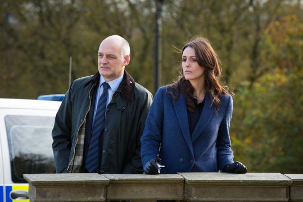 Bild 1 von 8: DC Ian Mitchell (David Prosho, l.); DC Rachel Bailey (Suranne Jones, r.)