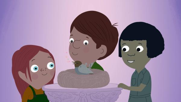 Bild 1 von 3: Valerie, Jimmy und Fenja versuchen alles, um ein kleines, verletztes Vögelchen zum Singen zu bringen.