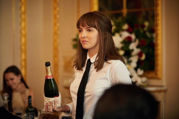 Bild 1 von 3: Als Kellnerin verkleidet, mischt sich Villanelle (Jodie Comer) auf einer Spendengala unter die Menge. Dabei hat sie bereits ihr nächstes Opfer im Blick.