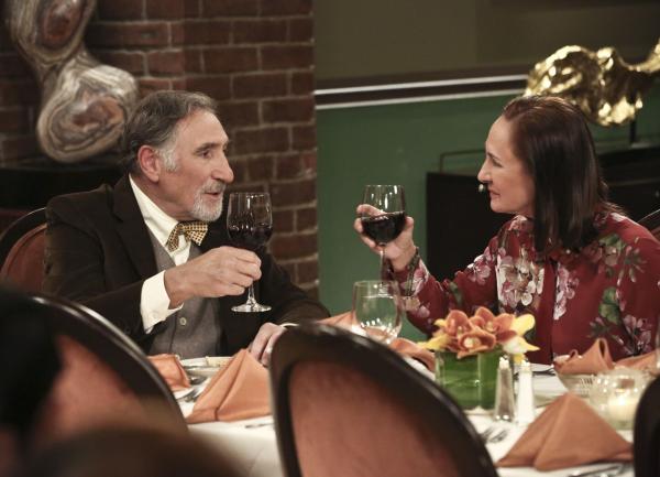Bild 1 von 10: Leonard und Penny beschließen, ihre Hochzeit mit Freunden und der Familie nachzufeiern. Es gibt nur ein Problem: Leonards Mutter Beverly versteht sich weder mit ihrem Exmann Alfred (Judd Hirsch, l.), noch mit Sheldons Mutter Mary (Laurie Metcalf, r.) besonders gut ...