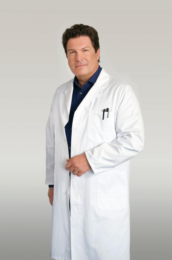 Bild 1 von 2: Allgemeinmediziner Dr. Christian Kleist (Francis Fulton-Smith).