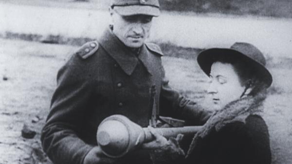 Bild 1 von 2: Eine Frau mit Panzerfaust.
