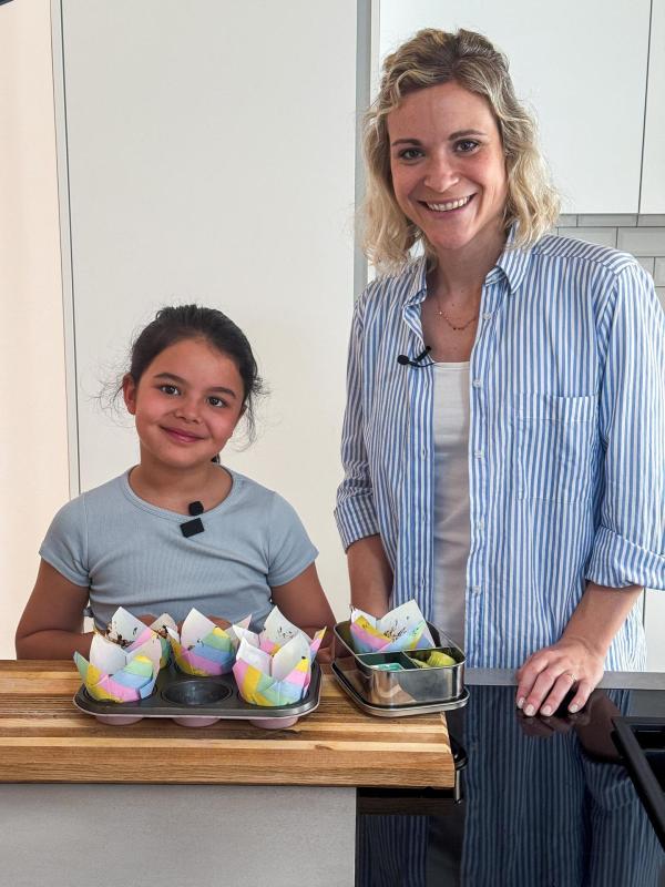 Bild 1 von 2: Im Bild: Sophie und Julia mit ihren fertigen Muffins.