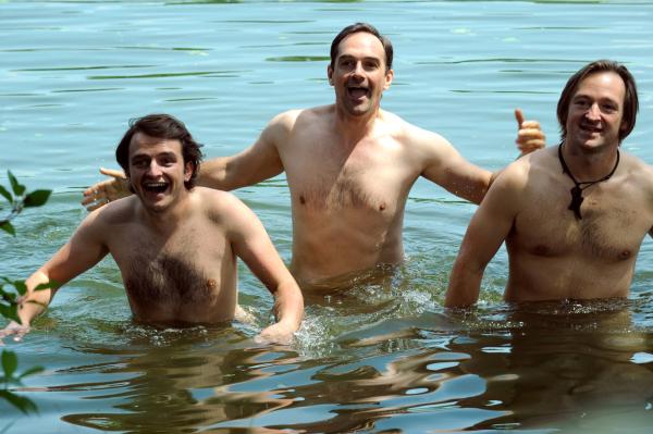 Bild 1 von 7: Mike, Flori und Gregor genießen ein Bad im Lansinger Weiher. Von links: Florian Brunner (Tommy Schwimmer), Mike Preissinger (Harry Blank) und Gregor Brunner (Holger M. Wilhelm).