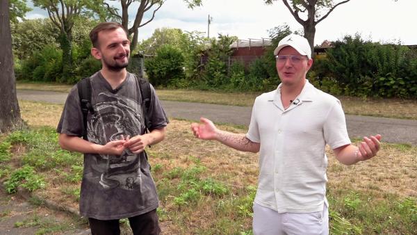 Bild 1 von 4: Durch Jonas (re.) ist Jerrick an seinen Job als Rettungsschwimmer gekommen. Wenn die beiden Kumpel sich nach Feierabend treffen, gibt es einiges zu berichten.