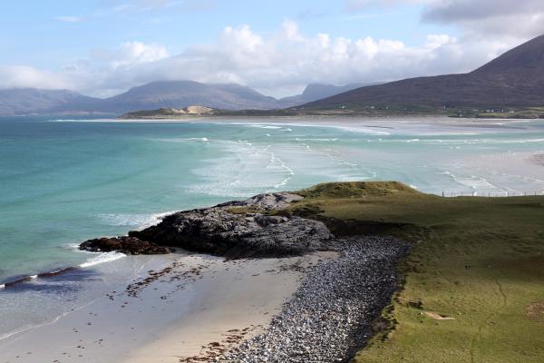 Bild 1 von 6: Über die schottischen Hebriden fegt stets ein rauer Wind. So ursprünglich und inspiriert von den Farben der Landschaft ist auch Harris Tweed, der Aristokrat unter den feinen Wollstoffen.