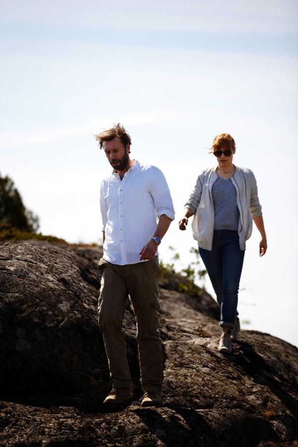 Bild 1 von 4: Thomas (Jakob Cedergren) und Kollegin Mia (Sandra Andreis) machen sich zum Tatort eines weiteren Mordes auf.