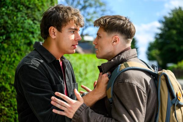 Bild 1 von 5: Simon (Ivan Bari?i?, l.) ist auf Ivo (Oscar Nadermann, r.) nicht gut zu sprechen.