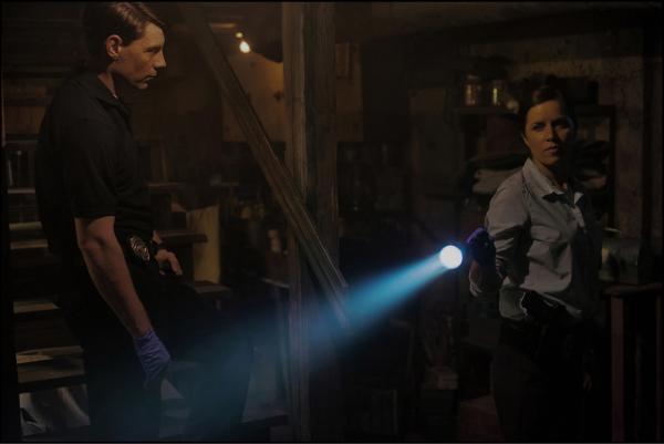Bild 1 von 15: Als die Detectives Boney (Kim Dickens, r.) und Gilpin (Patrick Fugit, l.) Amys Tagebuch mit den Einträgen über die gewalttätige Veranlagung ihres Ehemannes finden und von der Erhöhung ihrer Lebensversicherung erfahren, steht der Mörder für sie fest: Ehemann Nick!