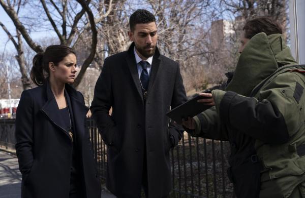 Bild 1 von 19: (v.l.n.r.) Maggie Bell (Missy Peregrym); Omar Adom Zidan (Zeeko Zaki)